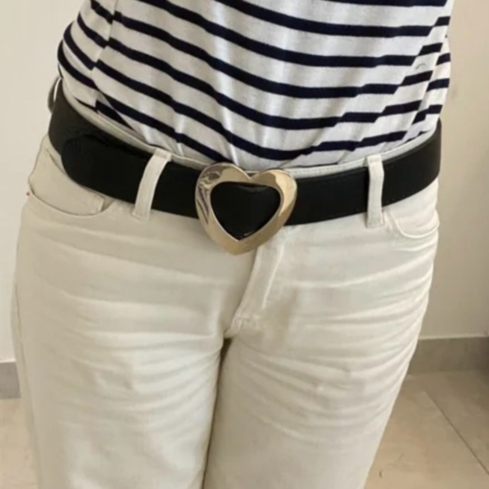 Gucci Black Leather Belt with Gold Heart Buckle - Picture 3 of 17